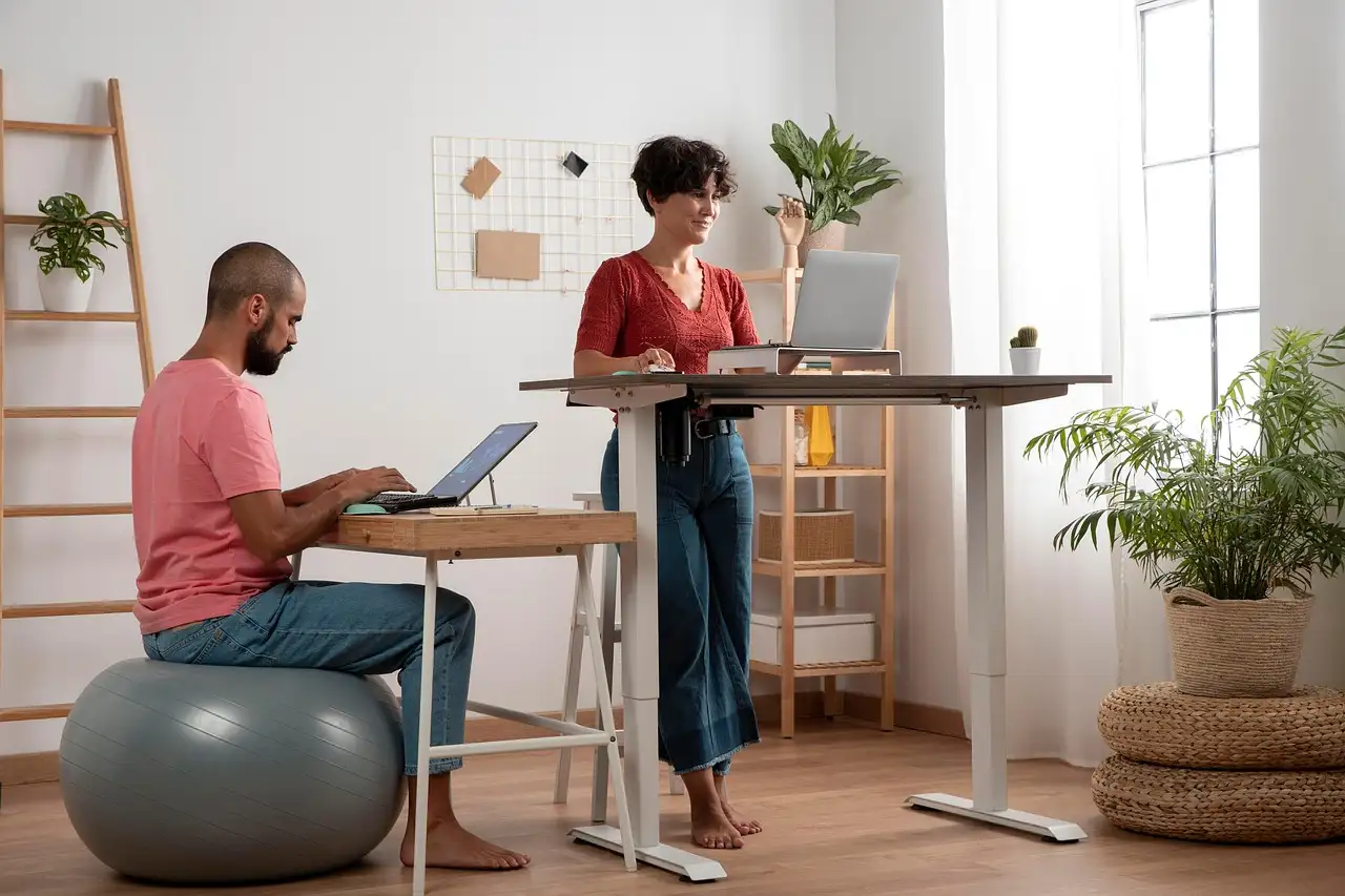 Yogaball im Büro: Ergonomie und Rückenfitness am Arbeitsplatz